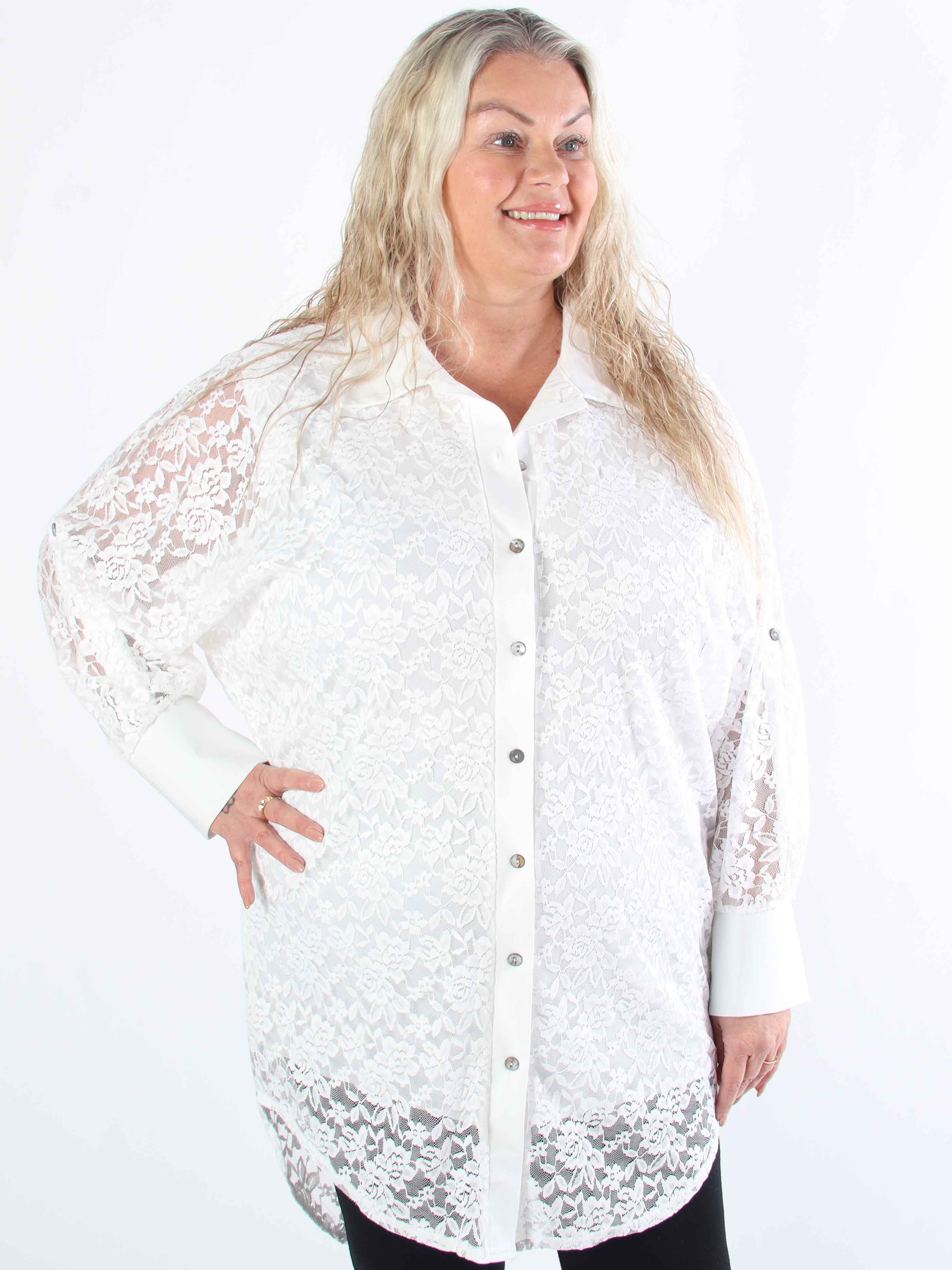 Katherine - Söt plus size-skjorta i spets